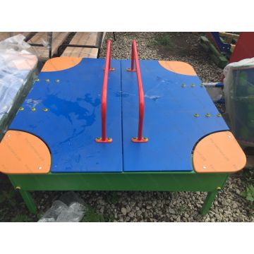 Песочница с крышкой и уголками