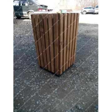 Урна из дерева на металлическом каркасе